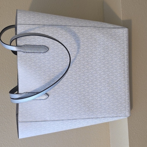 Michael Kors White and Silver Tote Bag With Coin Purse - Picture 2 of 2